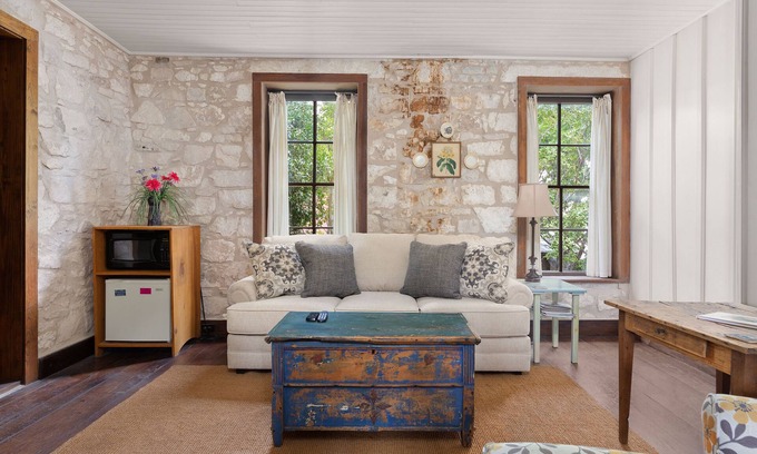 Fredericksburg Hotel | Itz Inn Back Privacy Suite | Sleeps 2 | Next to Hondo's On Main Street
