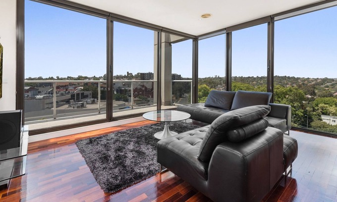 Ivanhoe Apartment | Ivanhoe Gem - Walk to Shops, Station & Great Views