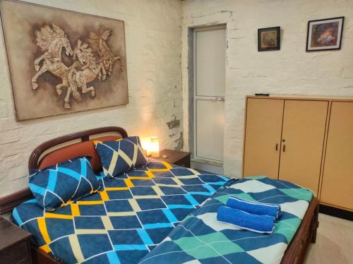 Juhu House | Ivory Room - Compact studio