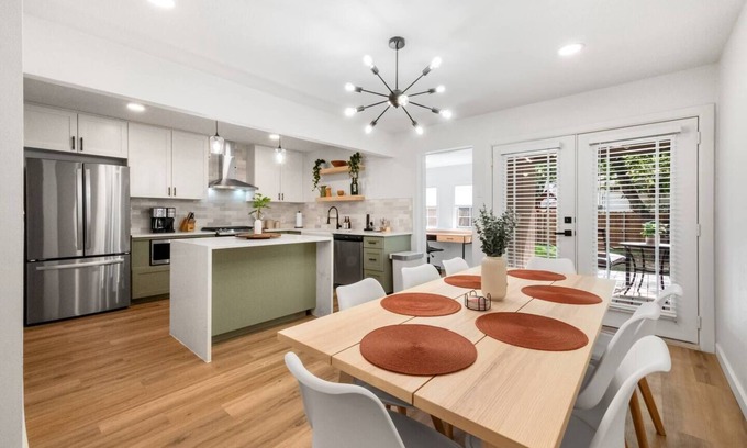 Richardson House | Ivy House/Stylish Retreat Near Dallas/4BD