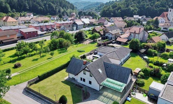 Limbus House | Jacuzzi, BBQ and EV Charger | 5BR Villa with Garden