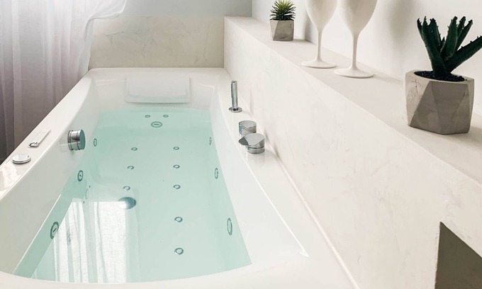 Annecy Old Town Apartment | Jacuzzi Bay