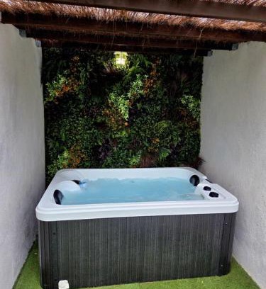 Port-Saint-Louis-du-Rhone Apartment | Jacuzzi & Jardin privé - Suite Tropicale