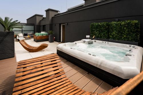 Targowek Apartment | Jacuzzi Haven in Warsaw - Private Terrace & Parking