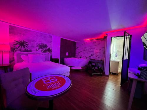 Combat Hotel | Jacuzzi LOVE Suite