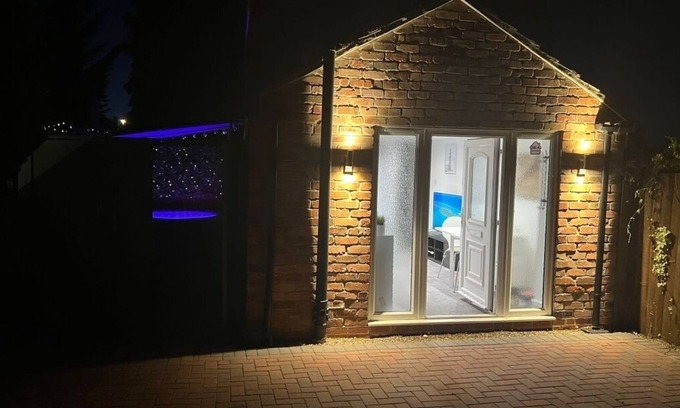 Alvaston House | Jacuzzi Spa! Stunning Entire Guest House - Netflix
