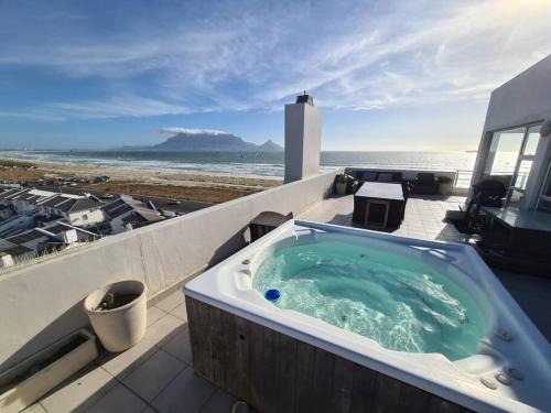 Bloubergstrand Apartment | Jacuzzi with 270 views right on beach