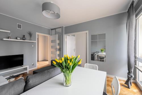 Nowa Praga Apartment | Jagiellońska 64 Prywatne mieszkanie z oddzielną sypialnią i balkonem Samodzielne Zameldowanie! Self Check-in System!
