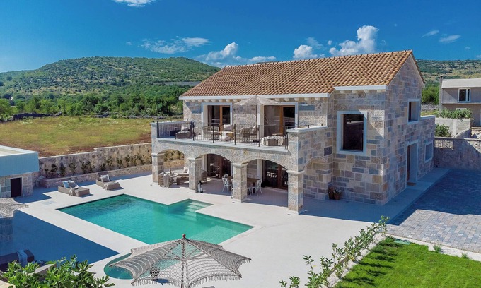 Businci Villa | James Bond Mansion - Tennis, Glass Gym, Sauna, Jacuzzi and More.