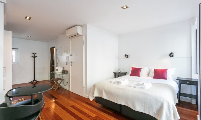 Lisbon Old Town Apartment | Janelas Verdes Lovely Studio II