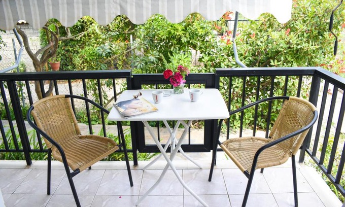 Foinikounta Apartment | Jasmine Studio With Garden Close To The Beach