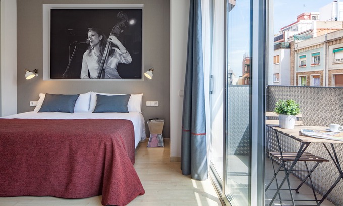 El Camp de l'Arpa del Clot Apartment | Jazz-Inspired Apartment in Eixample in City Center