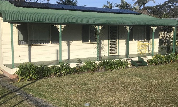 Sanctuary Point House | Jean's Cosy Sunny Cottage nSanctuary Point NSW n Palm Beach is close by.