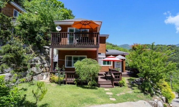 Jecheon House | Jecheon Haereul Pumeun Dal Pension