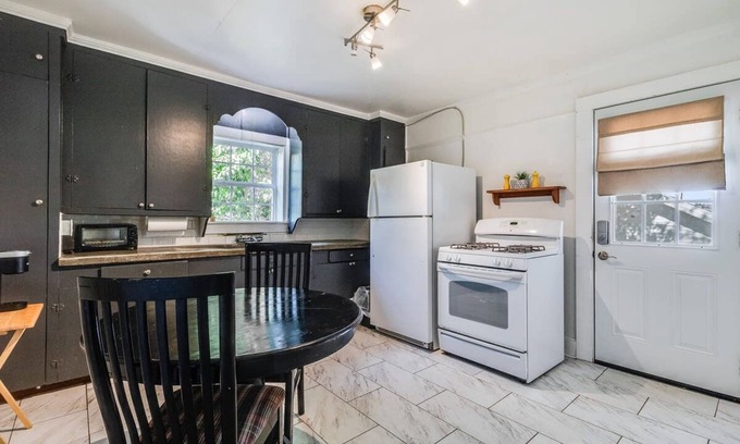 Freetown - Port Rico Apartment | Jefferson Flat in Lafayette