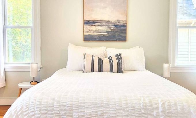 College Hill Apartment | Jennifer's College Hill Escape, Walk to Brown University