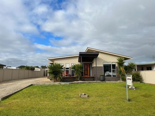 Waterhouse House | Jestalong House - Pet Friendly Outside - 4 De Guichen Dr