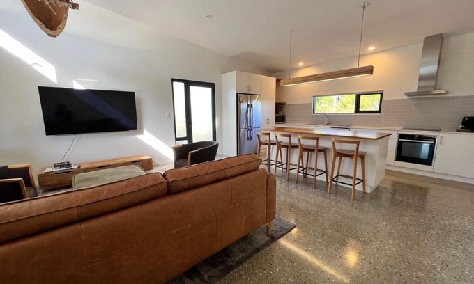 Gnarabup House | Jetty is warm, comfortable and relaxing with a modern coastal charm.