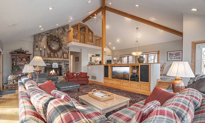 Crellin House | Johnny Appleseed | Lakefront + Pool Access