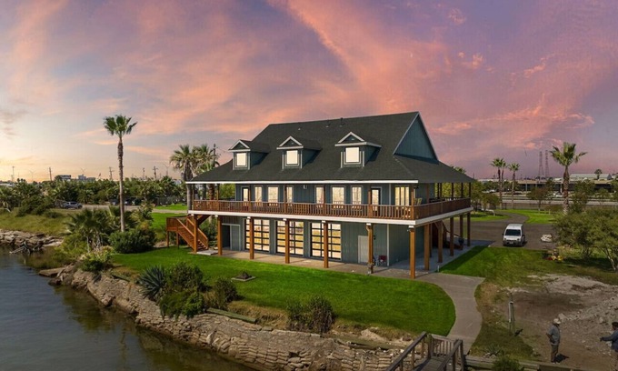 Galveston House | Johnny Walker`s Lodge