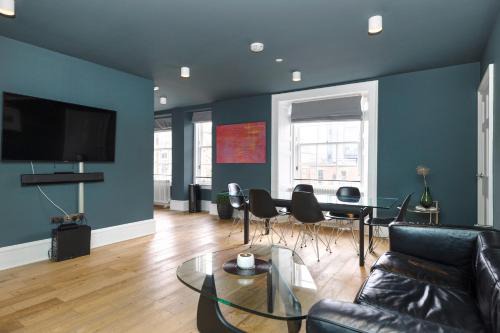 West End Apartment | JOIVY Spacious Apartment next to West End