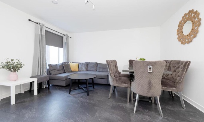 Glasgow House | JOIVY Stylish House with Garden & Parking