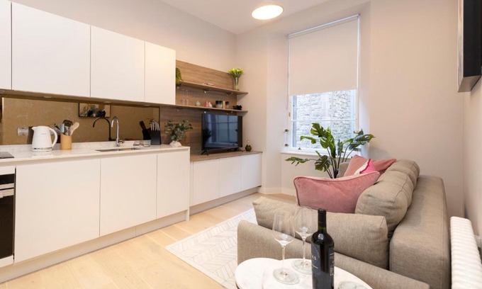 New Town Apartment | JOIVY Tasteful Studios on Rose South