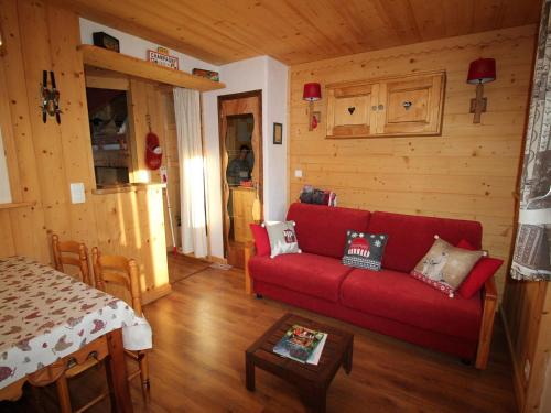 Champagny-en-Vanoise Apartment | Joli studio cosy à Champagny, proche centre, terrasse, 4 pers., accès rapide commerces/télécabine - FR-1-464-196