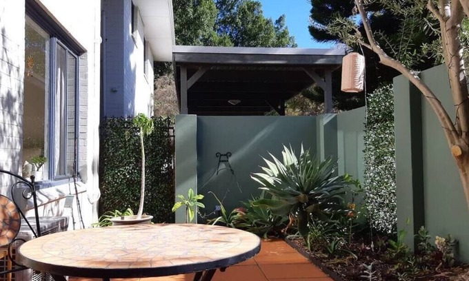 Jolimont Apartment | Jolimont Ground Floor Cosy Apartment with Courtyard and Parking