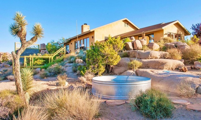 Monument Manor House | Joshua Tree Oasis