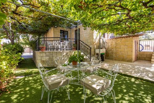 Trimiklini House | JP Pool House