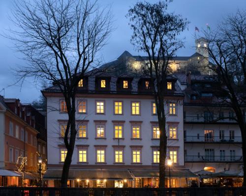 Ljubljana Old Town House | Julija&Robert's Riverview Apartments and Rooms