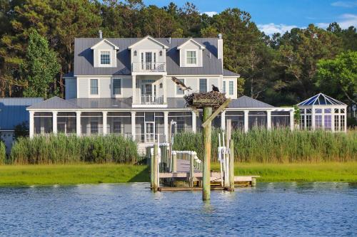 Chincoteague House | June's Retreat - Waterfront; Boat dock!