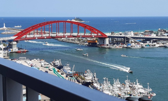 Sokcho Hotel | Junior suite room on the 11th floor with views of the sea, lake and mountain.