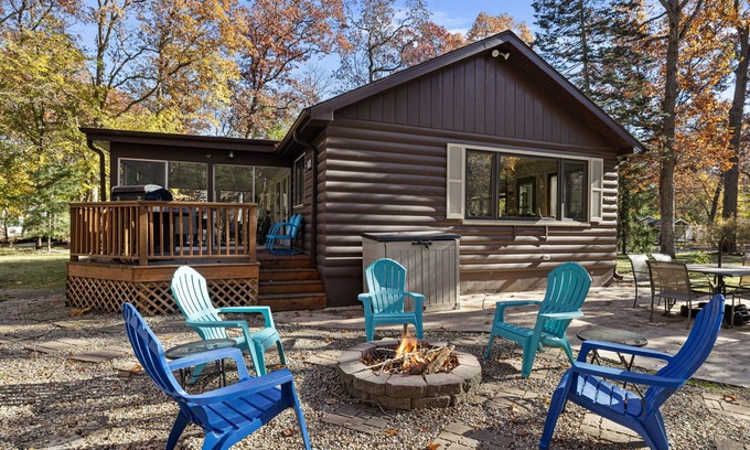 Michiana House | Juniper Presents: Fabulous Vacay Cabin, 2min Walk to Beach+Bikes, Games, Firepit