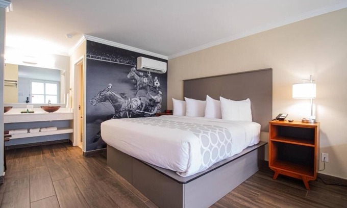 Ocala Apartment | Just What You Were Looking For! Free Breakfast, Onsite Pool, Free Parking