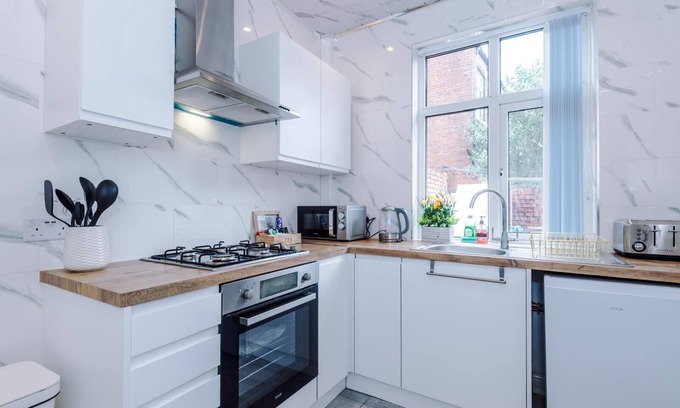Oldham House | K Suites - Unique 4 bed House w/free parking