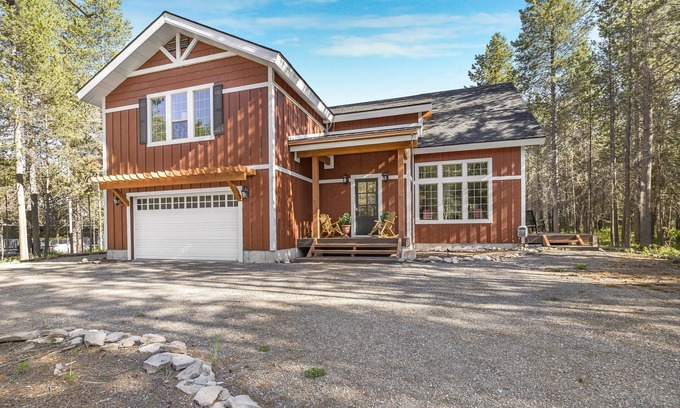 Island Park House | KABINO: NEW build! A/C SmartTVs Chef's Kitchen Spacious WiFi Grill Bill's Island Reservoir Fishing