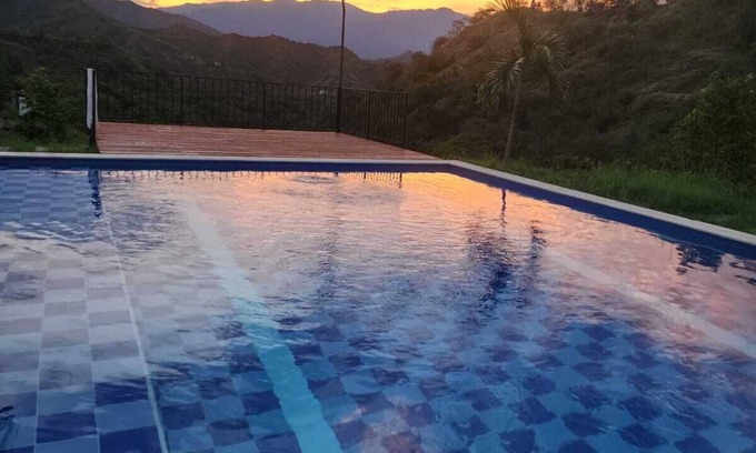 Sopetran House | Kairos Finca de lujo en Sopetrán con piscina, jacuzzi, ¡deck con hermosa vista!