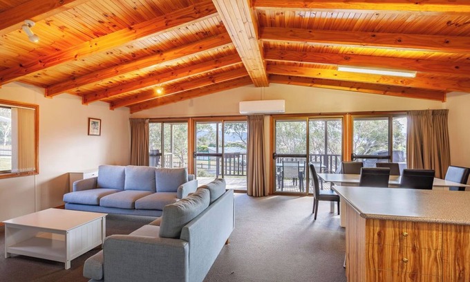 Jindabyne Cabin | Kanangra Cottage - Spacious 3BR + Lakeside Views 5mins from shopping centre