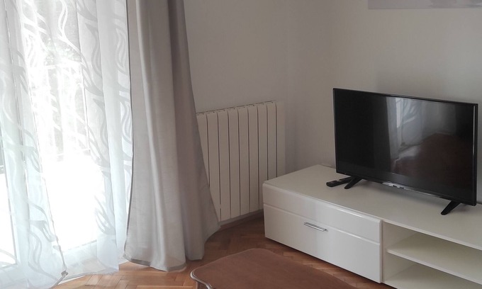 Mali Maj Apartment | Karmen Apartment, 500 m to the sea, 4 people, free WiFi, balcony, parking