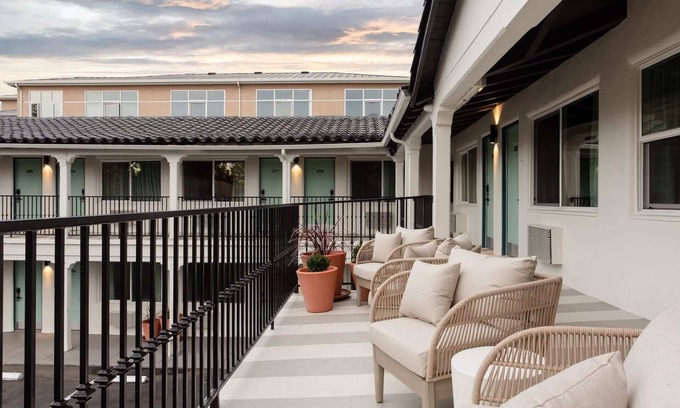 Ventura Apartment | Kasa Palo Alto | Spacious Room with Double Beds