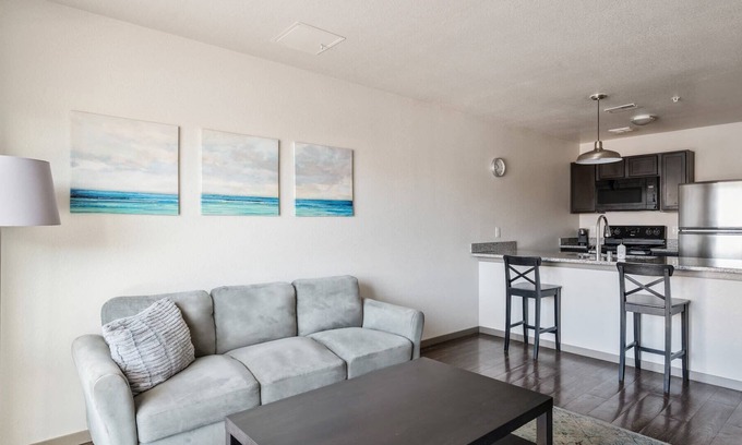 Prospect Park Apartment | Kasa | Steps to Campus, Roof Top Deck + Gym | Minneapolis