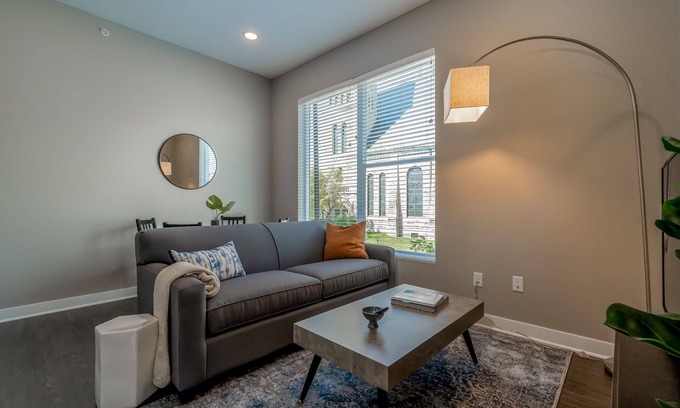 Downtown Des Moines Apartment | Kasa | Welcoming 1BD + Fast WiFi | Des Moines