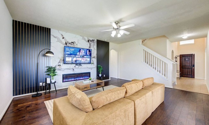 Barker House | Katy Houston, 2330sf, 4BR-2.5BA, Game Rm, King Bed