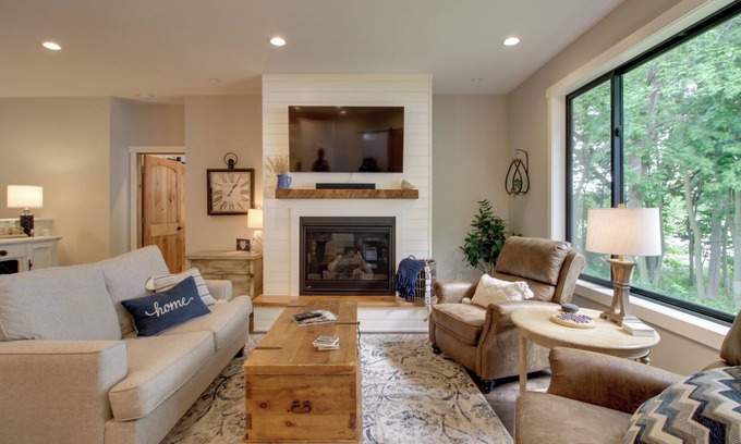 Alexandria House | Kayaks & Dock: Lakefront Retreat in Alexandria