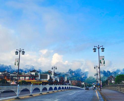 Wulingyuan Hotel | 柯梵酒店 - Approximately 3 kilometers from the East Gate of Zhangjiajie National Forest Park - Free one-way pick-up or drop-off service for over 3 nights - English speaking customer service