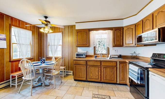 Keen-Wik On the Bay House | Keenwick on the Bay waterfront home with AC, W/D, Free WIFI & dock