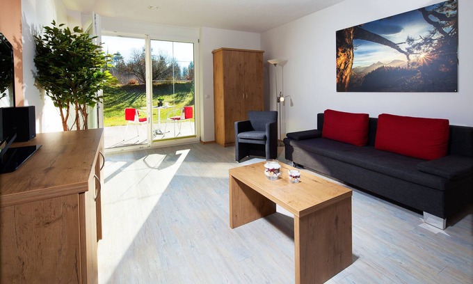 Bischofswiesen Apartment | Kehlstein, 1-2 Pers., 80 m², Schlafzimmer, Wohnzimmer, Kochnische, Badewanne, Dusche und WC, Terrasse