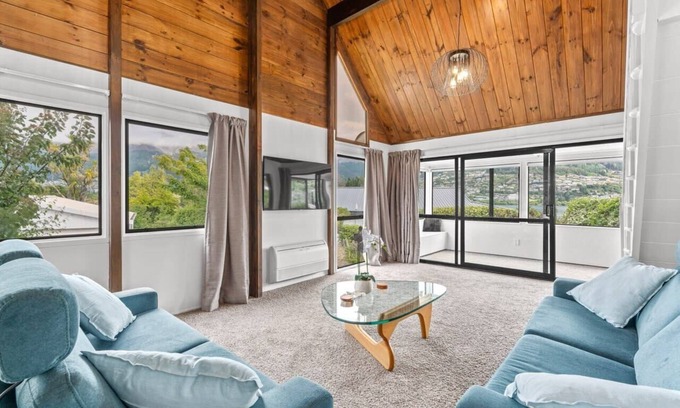Kelvin Heights House | Kelvin Heights Rustic Hideaway, 3 Bedrooms, Lakeview